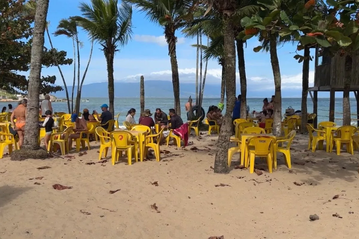 Projeto prevê 14 miniquiosques e novas regras para ambulantes na faixa de areia de Caraguatatuba