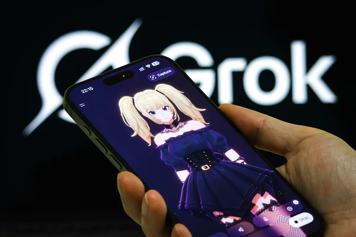 Sobrevivente de abuso sexual infantil acusa Grok, de Elon Musk, de criar novas imagens de abuso com fotos suas