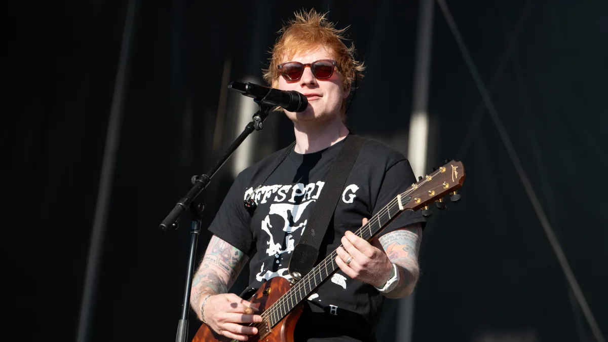 Em primeiro show após polêmica, Ed Sheeran agradece músicos: ‘Aceitaram sabendo que seriam odiados’