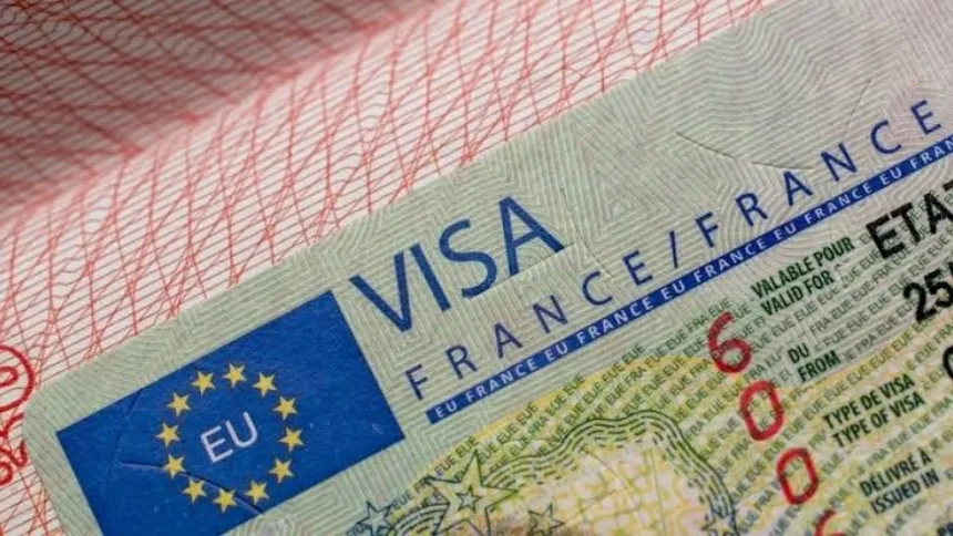 Embajada de Francia en Venezuela suspendió servicios de visado «temporalmente»: esto indicaron sobre solicitudes urgentes