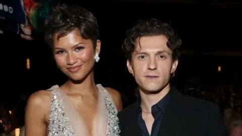 Tom Holland sorprende en los Emmy 2026 junto a Zendaya y protagonizan su primera aparición juntos en una gala de premios