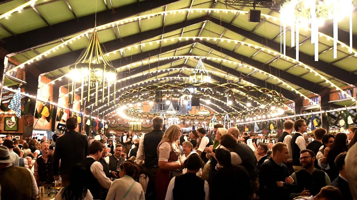 Oktoberfest: Wiederbelebung im Festzelt – Kellnerinnen werden zu Schutzengeln