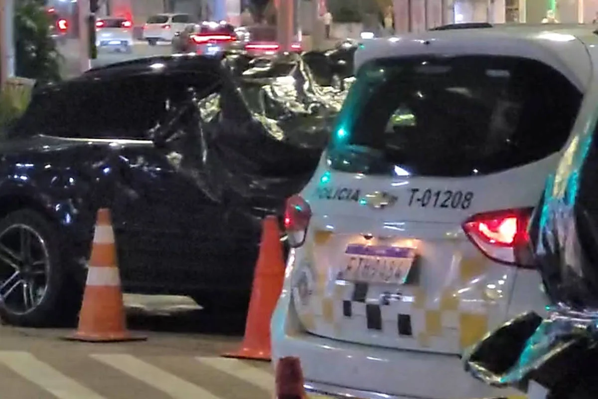 Motorista de Porsche avança sinal e bate em viatura da PM na Faria Lima