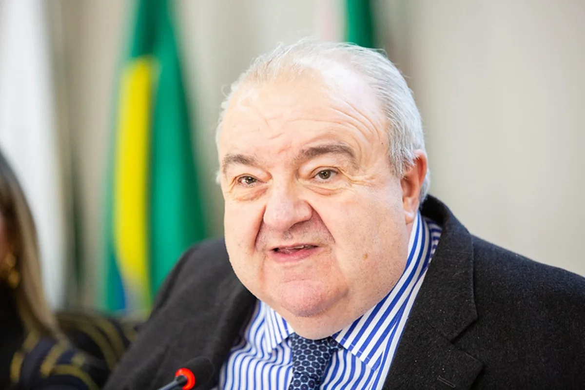 Rafael Greca (MDB) é internado após queda durante evento de campanha