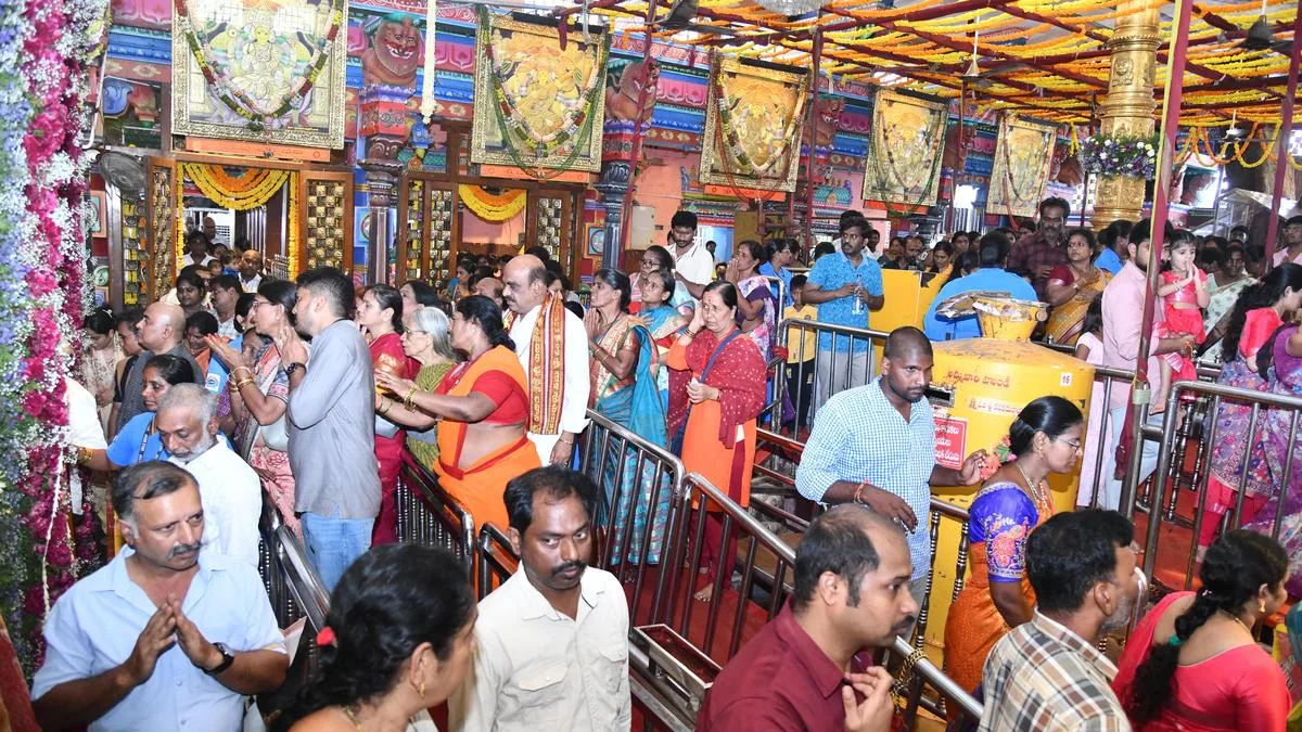 Devotees throng Indrakeeladri on Sravana Pournami