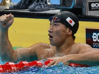 À 17 ans, il bat le record du monde du 200 m brasse aux Jeux asiatiques et nage une seconde plus vite que Léon Marchand