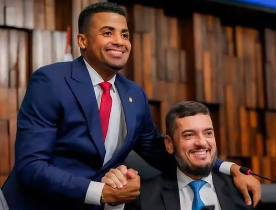 A relação íntima de Flávio Bolsonaro com Bacellar e TH Joias, réus por favorecimento ao CV