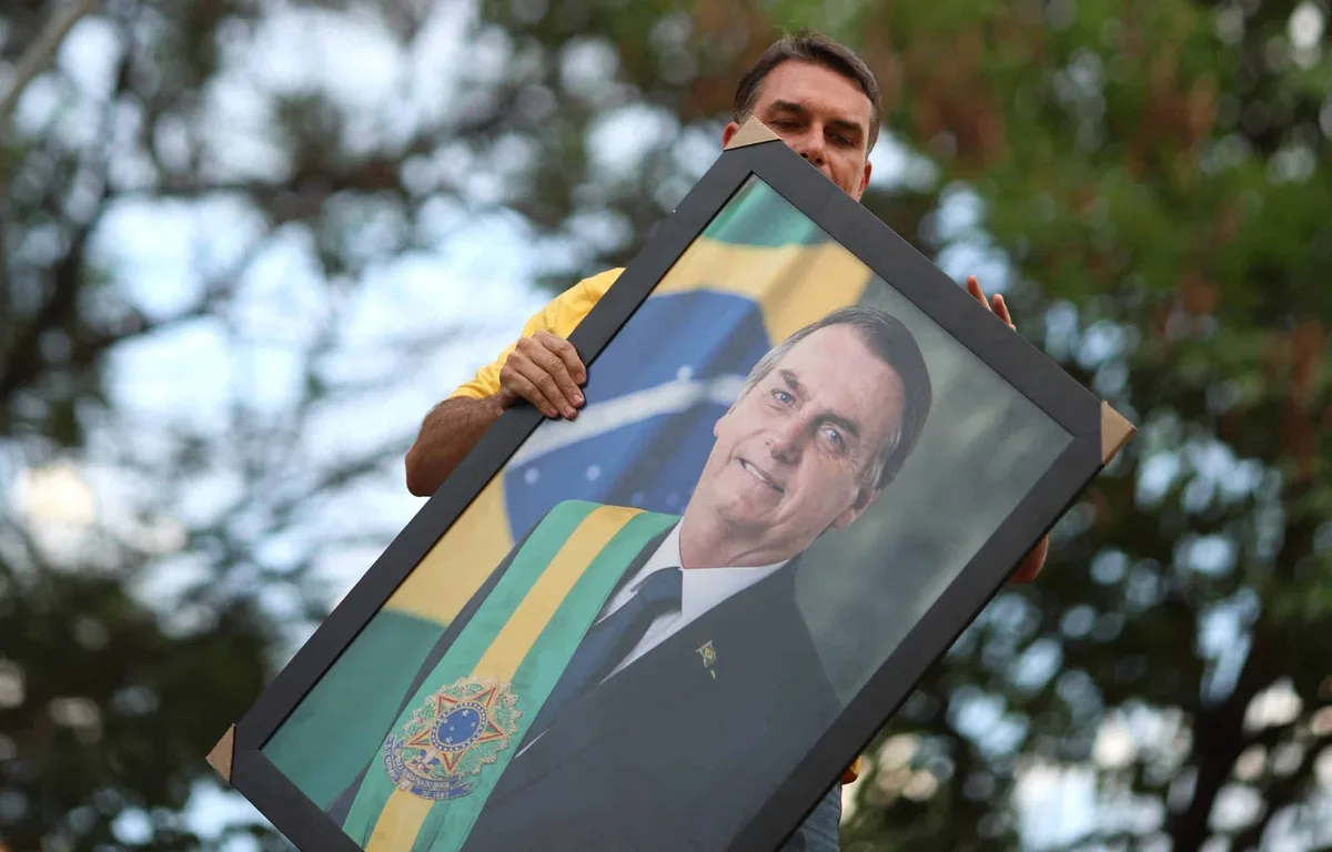 Moraes libera visitas de Flávio a Jair Bolsonaro às vésperas do 2º turno
