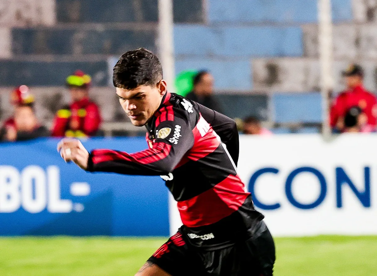 Ayrton Lucas se lesiona e deixa campo chorando em Flamengo x Bragantino