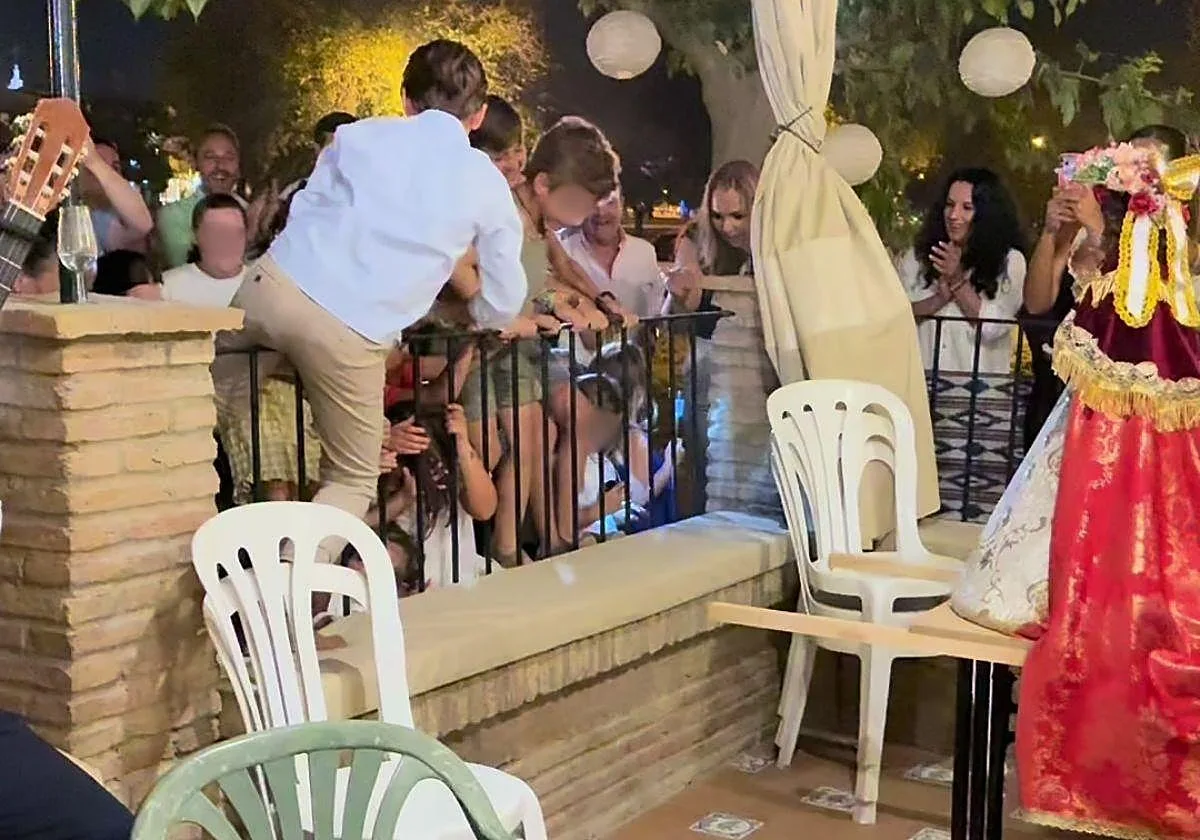 Unos niños recrearon el salto de la reja en miniatura durante la Venida de la Virgen del Rocío: «La cantera está asegurada»