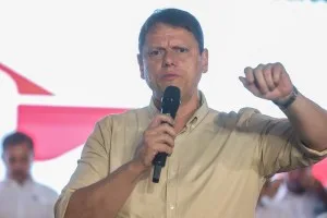 Tarcísio sobre ausência de Flávio e Lula em debate: ‘Questão de estratégia’