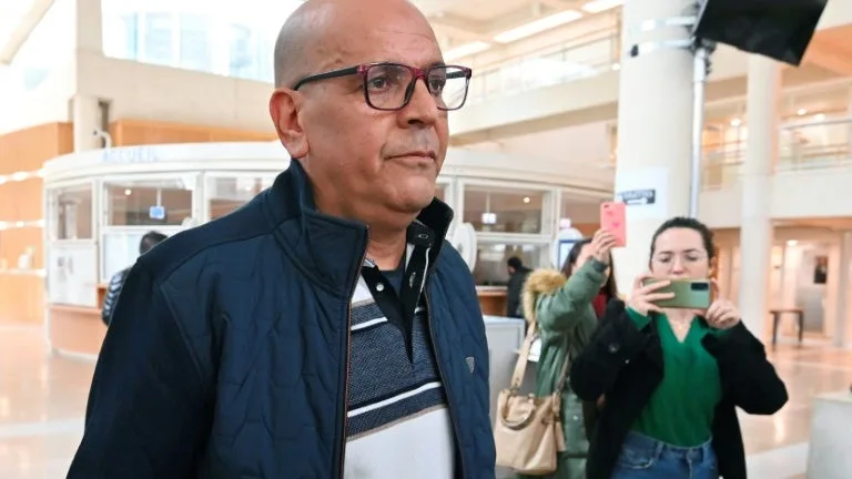INFO BFMTV. Le rapporteur public demande la restitution du titre de séjour de l'influenceur algérien Doualemn et l'annulation de son arrêté d'expulsion