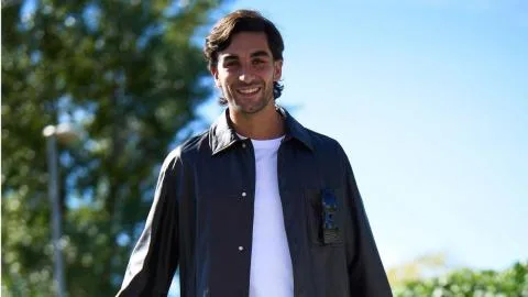 Ferran Torres lleva su estilo fuera del campo con un total look de Loewe tras su paso por 'El Hormiguero'
