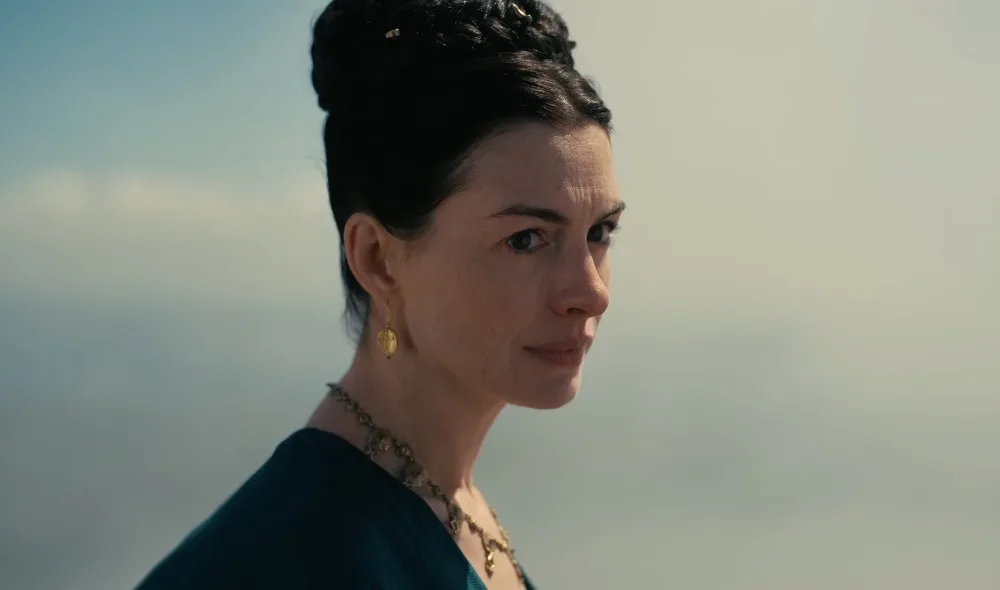 Anne Hathaway defende classificação para maiores em filmes com mortes de cães