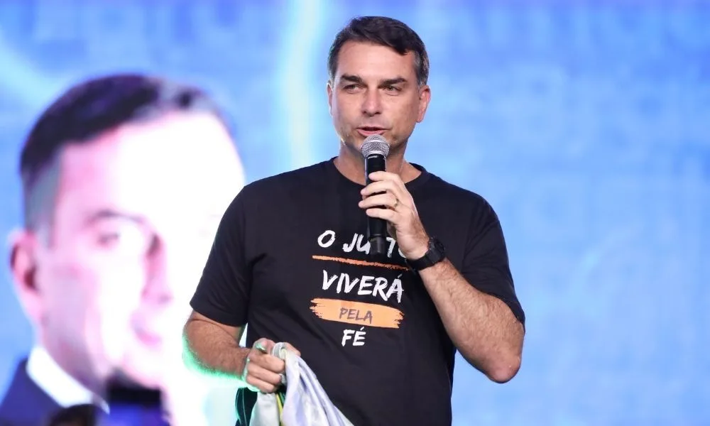 Flávio Bolsonaro diz querer entrar para a história até ‘como presidente de transição’