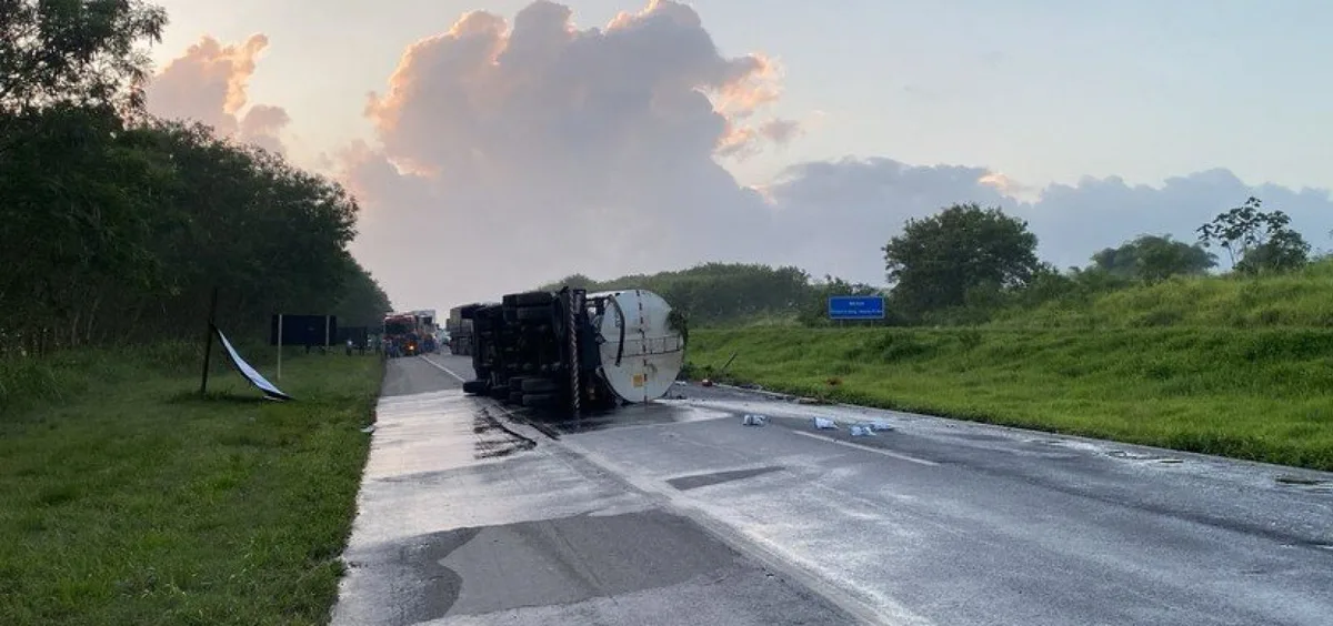 Caminhão tomba e deixa trecho da BR-324 parcialmente interditado