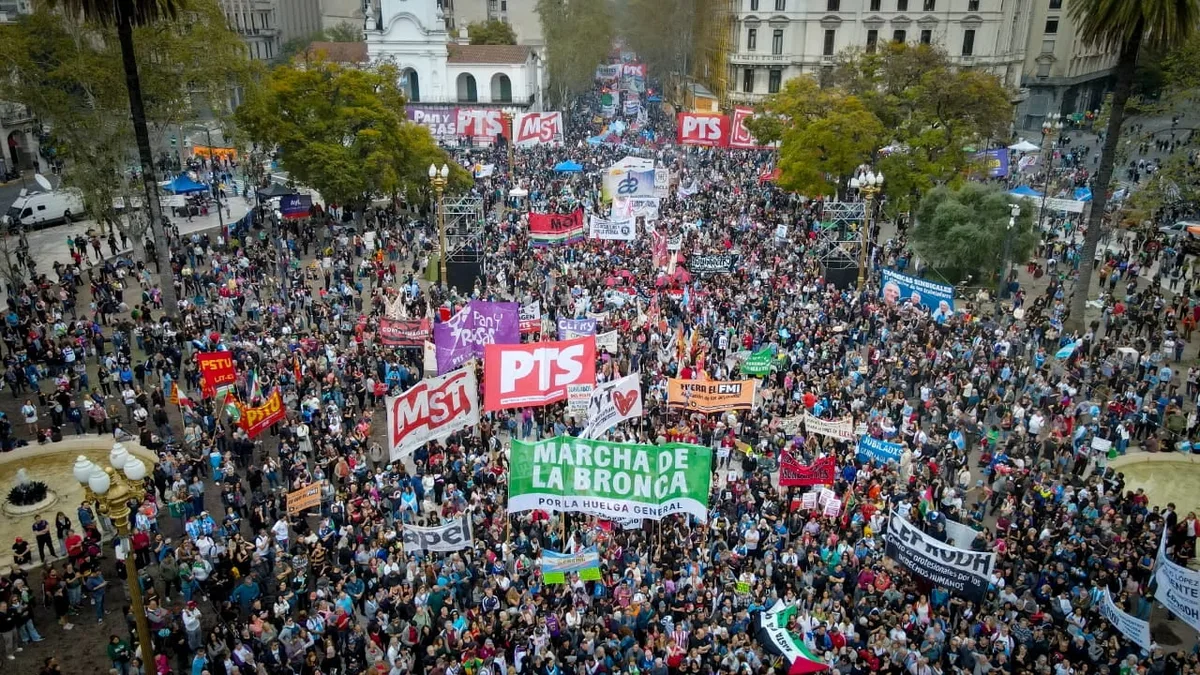La izquierda se movilizó en la Marcha de la Bronca: “El amor vence al odio, pero mejor es la huelga general”