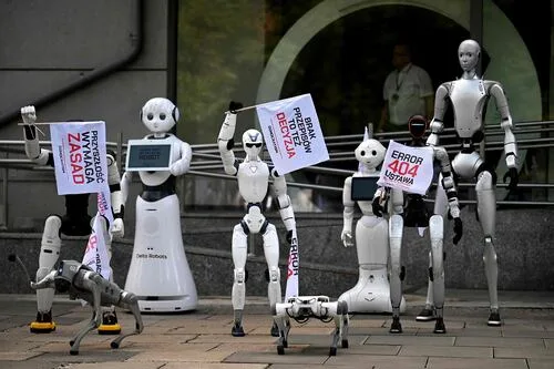 VIDEO Y FOTOS: En Polonia, hasta los robots protestan contra uso de la IA; piden regularla para proteger a los trabajadores