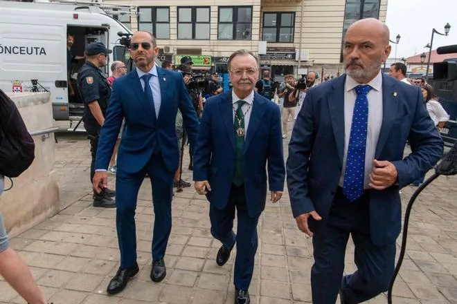 Vivas asegura que Ceuta está "en peligro", pero sigue "en pie" por un pueblo que ni se vende ni se rinde