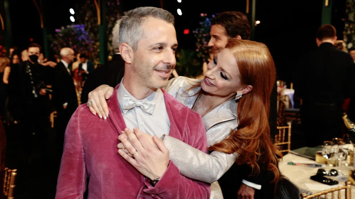 Jeremy Strong préfère rire de l’échec de « The Social Reckoning », surtout avec Jessica Chastain qui l’a battu au box-office