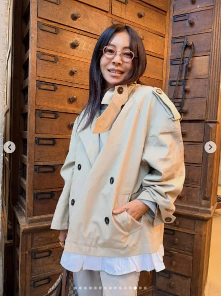 63세 황신혜, ‘갱년기’ 증상 없다더니..트렌치 코트 입고 뽐낸 ‘동안’ 비주얼