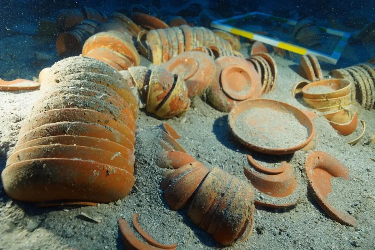 Um navio de há 2100 anos conservou milhares de pratos empilhados no Mediterrâneo