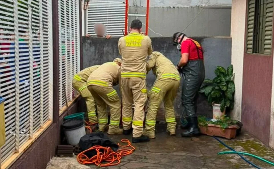 Entrou pelo cano! Homem esquece chave, pula o muro da casa e despenca em fossa de sete metros