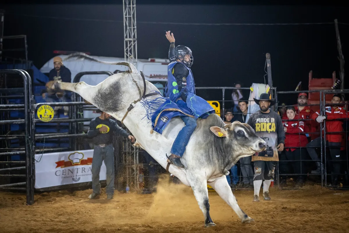 Rodeio com arcos de fogo, motocross e fogos musicais agita cidade do ES; entrada é gratuita