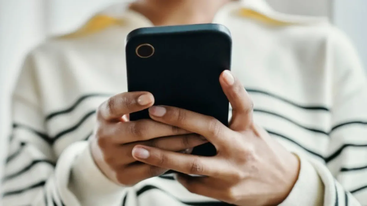Sin cuenta hasta los 13 años, control parental hasta los 15 y nada de scroll infinito: así es la ley europea para limitar las redes a los menores