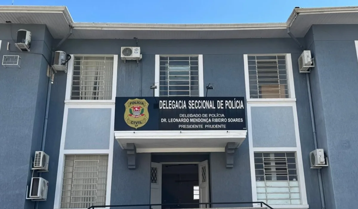 Mulher é presa suspeita de chamar homem de 'macaco' e 'nego' durante discussão em bar