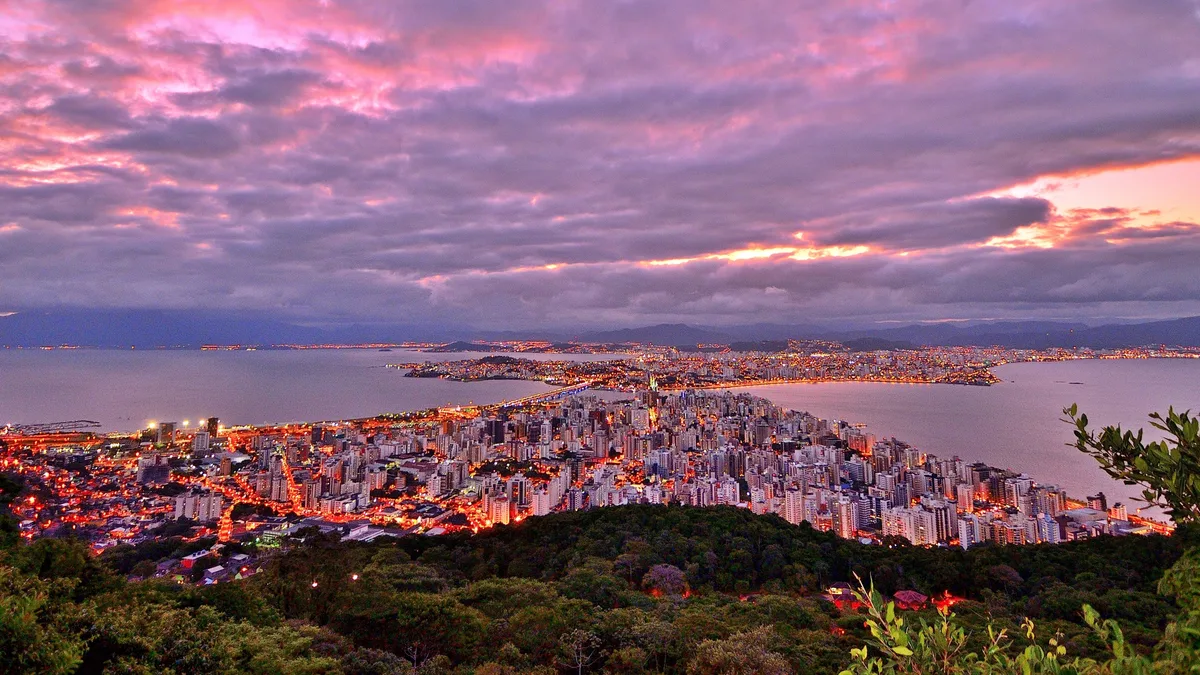 Capital cercada pelo mar reúne mais de 100 praias, lagoas, dunas e vilas açorianas e consegue misturar vida urbana com alguns dos cenários mais desejados do Sul