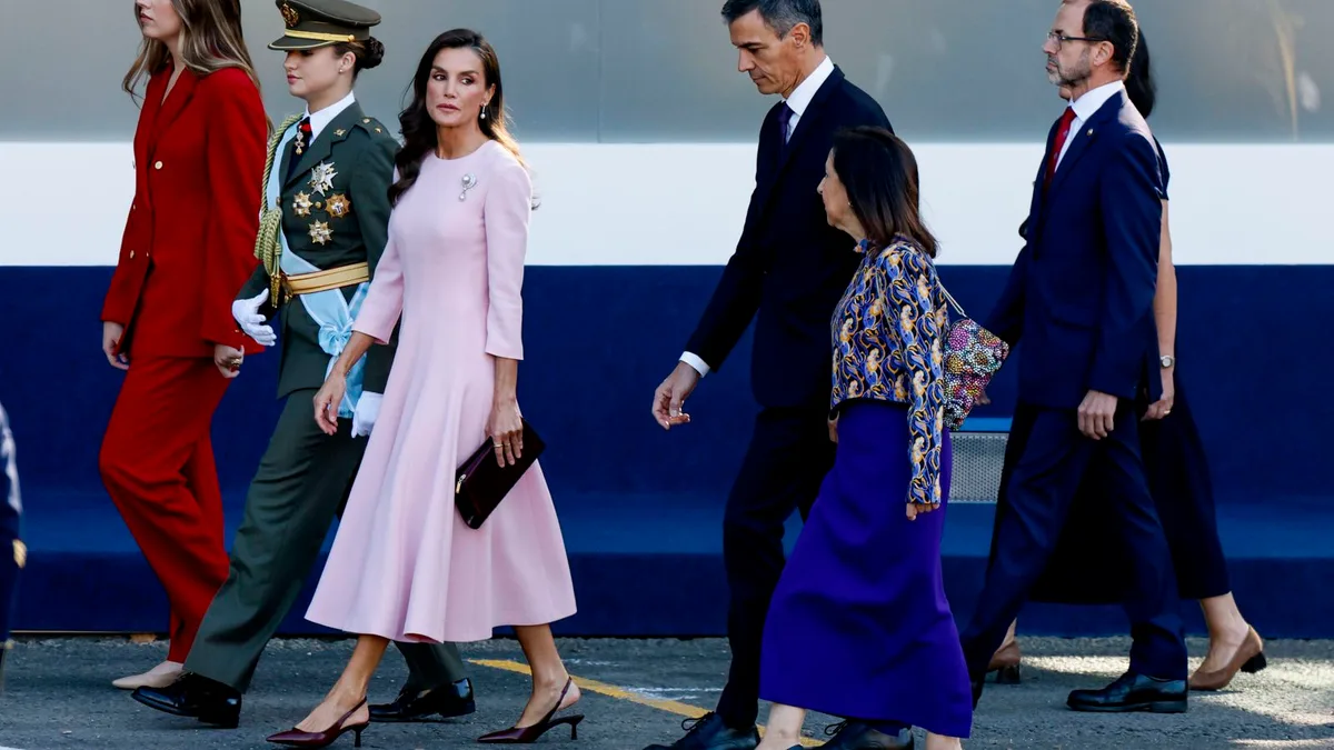 Gritos coreados de "Pedro Sánchez, hijo de puta" reciben al jefe del Gobierno en el desfile del 12-O