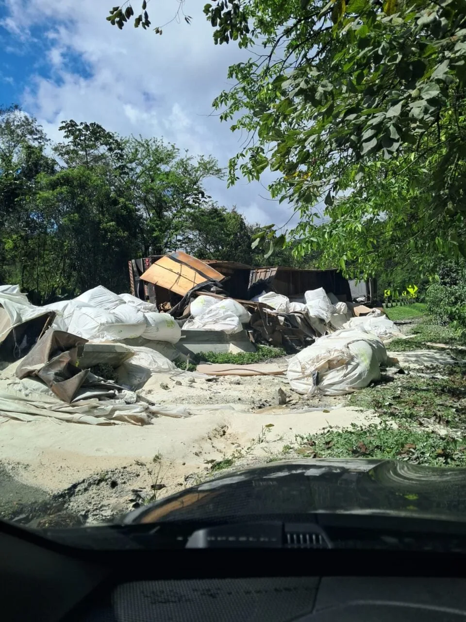 Caminhão tomba com carga de fertilizante e complica viagem entre Litoral do Paraná e Curitiba