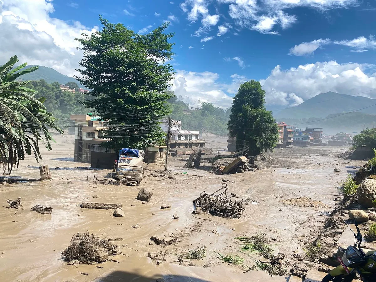 Número de mortos no Nepal e Tibete sobe para 177. Há quase 1.400 desaparecidos, incluindo dois portugueses
