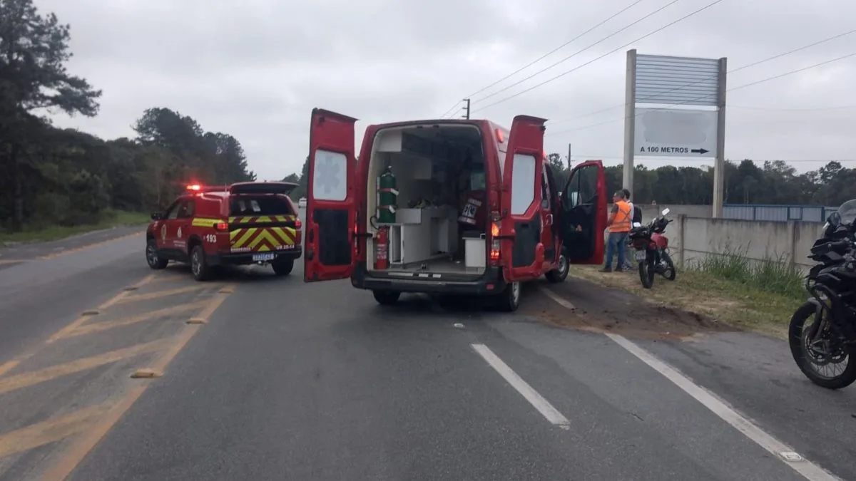 Ciclista de 77 anos morre após sofrer hemorragia e ferimento na cabeça em colisão com moto em cidade de praia de SC