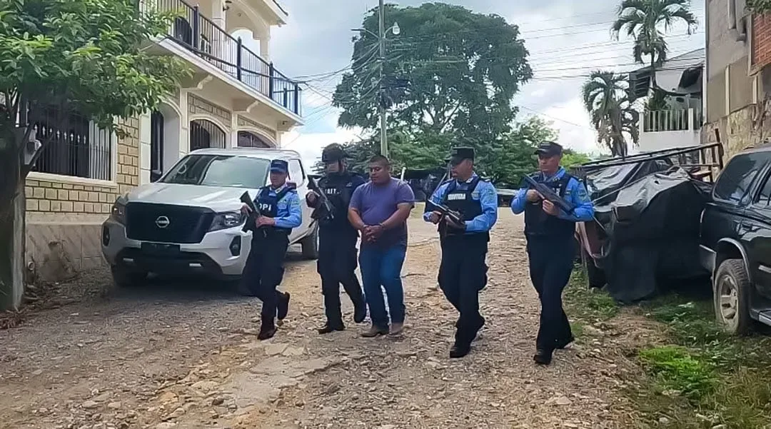 Detienen a ciudadano guatemalteco con 1,200 litros de aguardiente durante operativo en Honduras