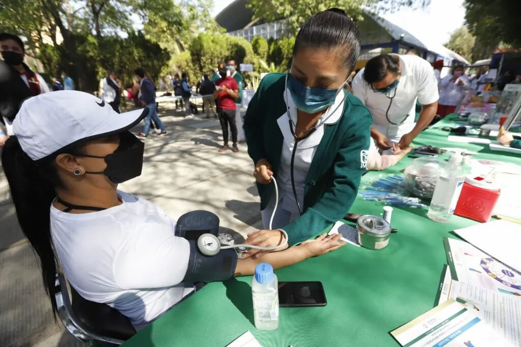 Oficial: las enfermeras del IMSS ya podrán recetar medicamentos