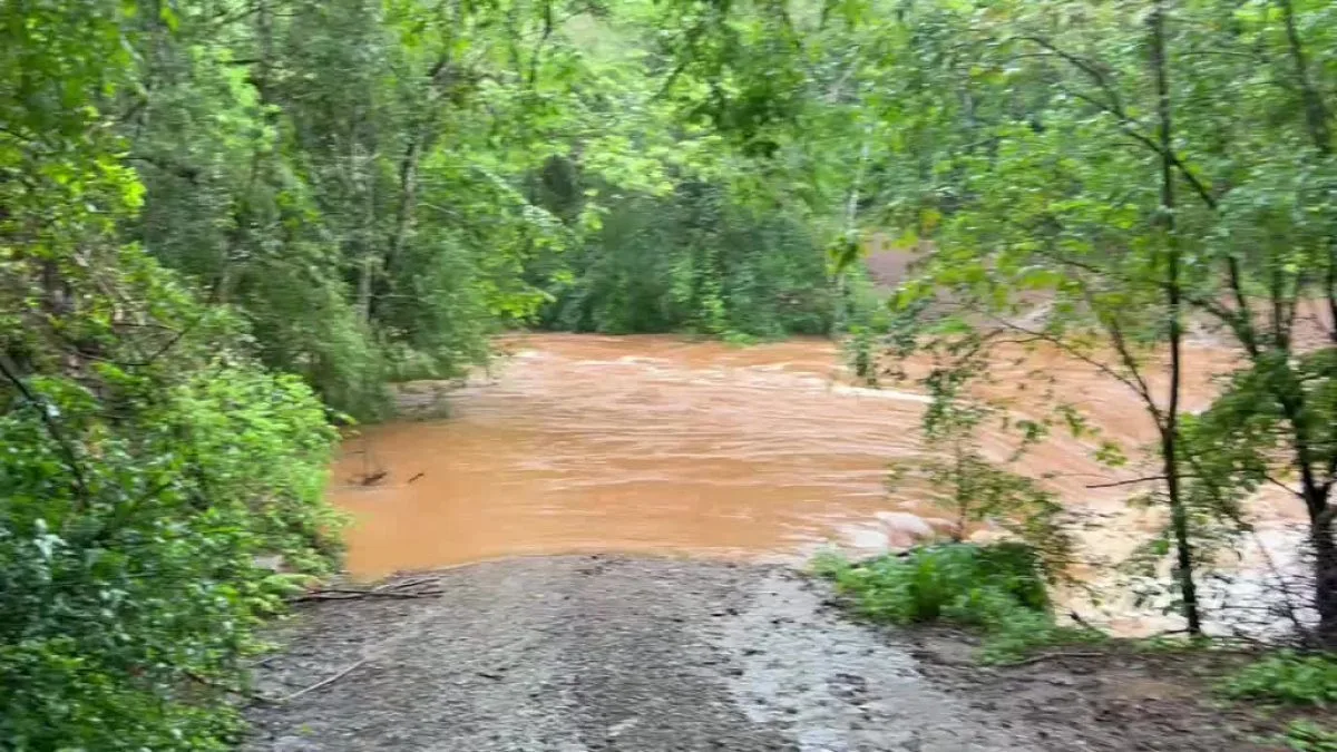 VÍDEO: 337 mm de chuva em 13 dias deixam pontes submersas, lavouras alagadas e estradas danificadas em SC