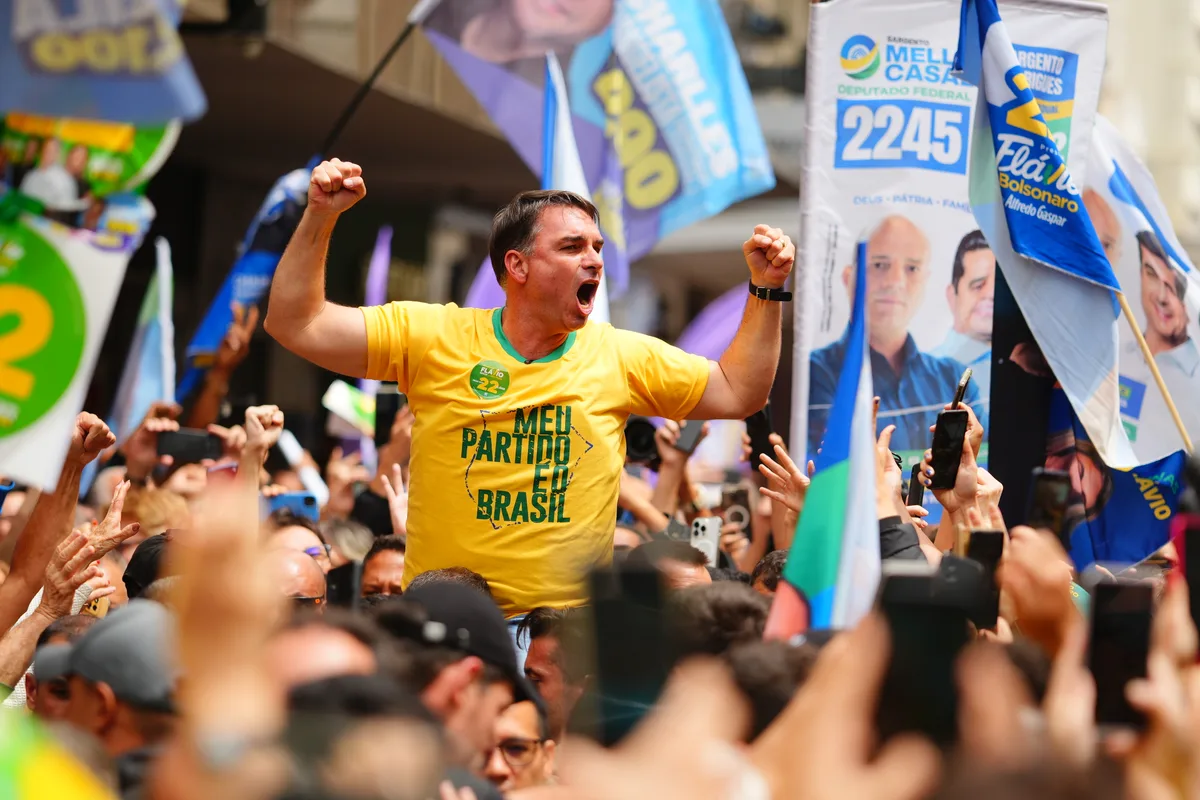 Flávio Bolsonaro celebra quebra de sigilo do caso Dark Horse