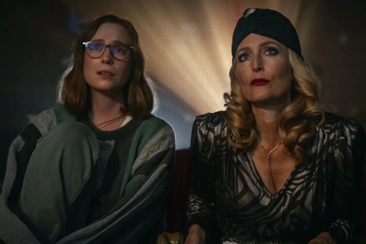 Com ‘Acampamento Miasma’, Gillian Anderson e Hannah Einbinder defendem cinema sem pudor