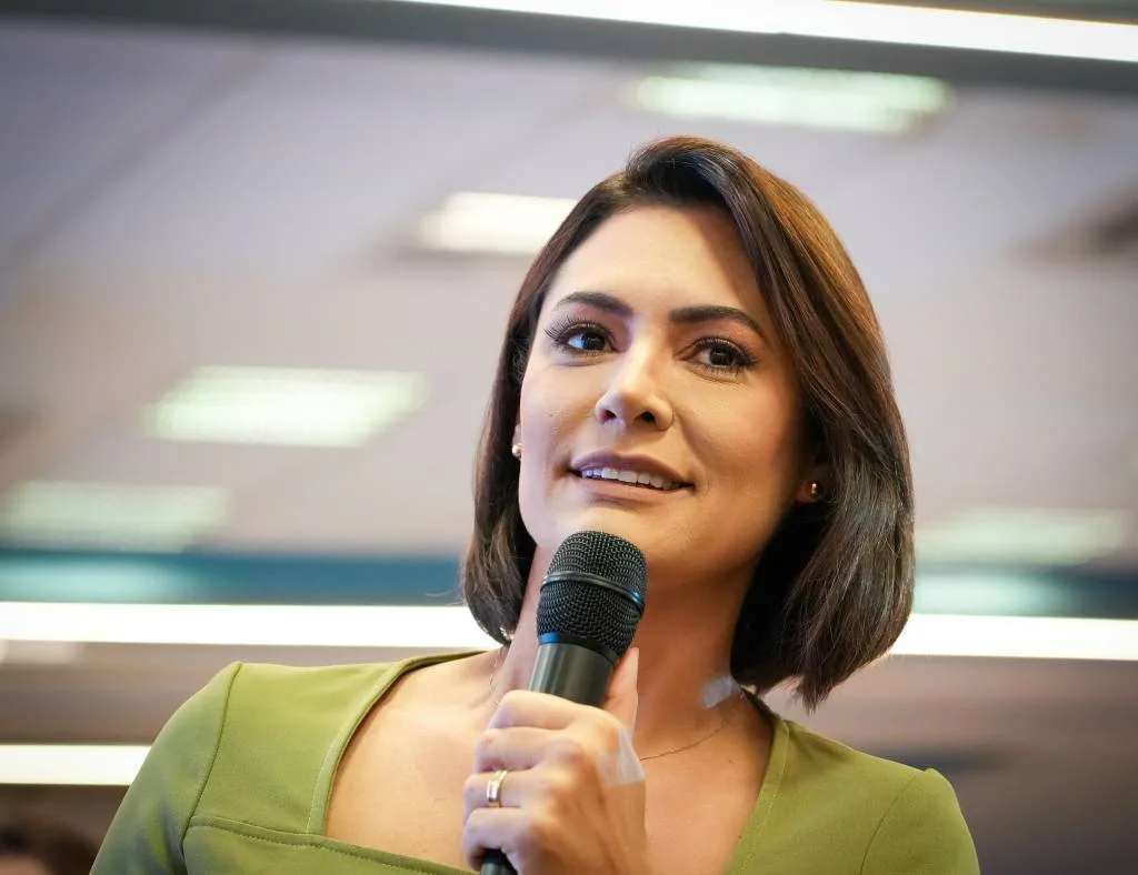 Em campanha: PL pede à Justiça que Michelle seja liberada de cuidar de Bolsonaro