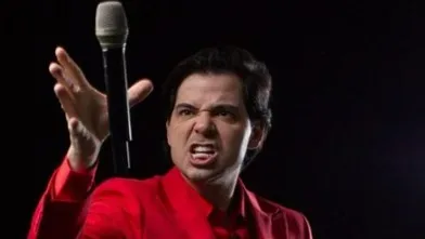 Consagrado imitando Dilma, Gustavo Mendes volta aos palcos desmistificando política com humor
