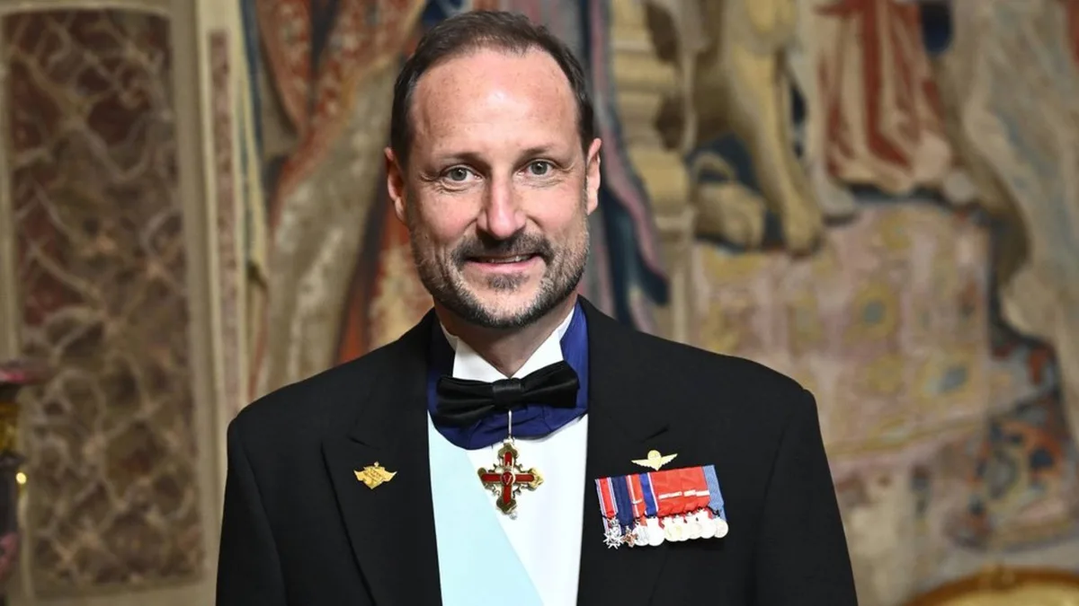 Haakon VIII.: Erste Reise als König nach Wirbel um Mutter