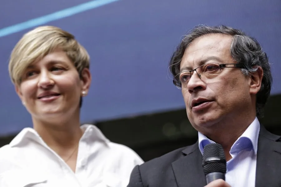 Gustavo Petro salió en defensa de su exesposa Verónica Alcocer y anunció demandas: “Viene a limpiarse sus uñas con mi honradez”