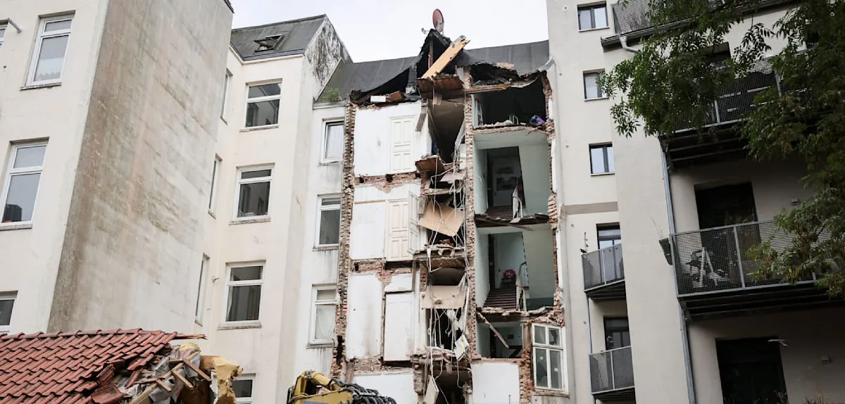 Mietervereine fordern Wiederaufbau von teils abgerissenem Wohnhaus in Hamburg-Altona