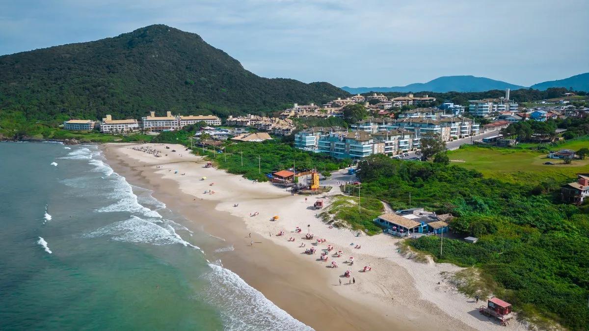 Com vilas ‘pé na areia’ e open mall, novo resort de luxo é construído em praia paradisíaca de Florianópolis