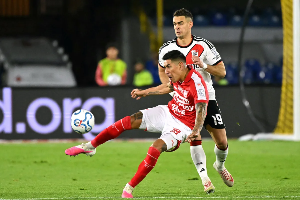El colombiano Rafael Santos Borré explicó lo que pasó con Eduardo “Chacho” Coudet en el Santa Fe vs. River: “Después lo conversamos”