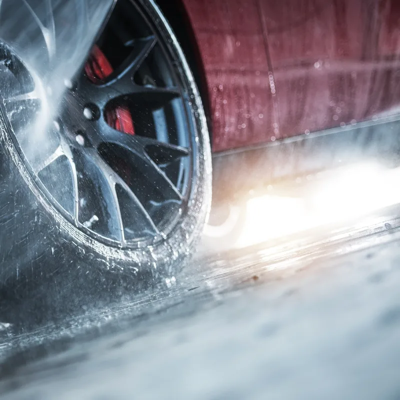 Actualité : Voiture électrique sous l'orage : rouler et recharger présente-t-il un réel danger ?