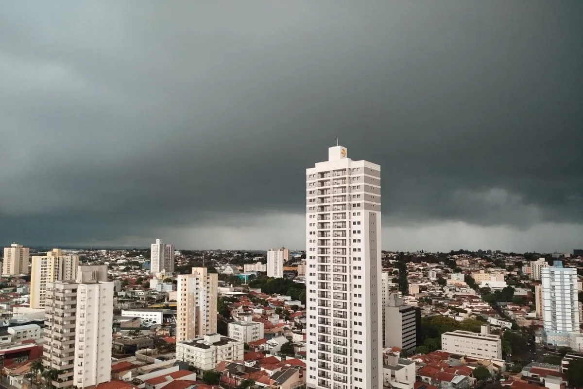 Frente fria traz chuva, rajadas de vento de até 75 km/h e queda de temperatura ao interior de SP