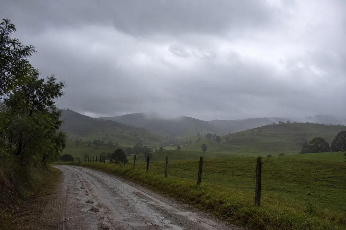 Nova frente fria provoca virada no tempo, derruba temperaturas e causa chuva forte em parte do país